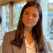 Ragazza laureata impartisce ripetizioni ad alunni o adulti